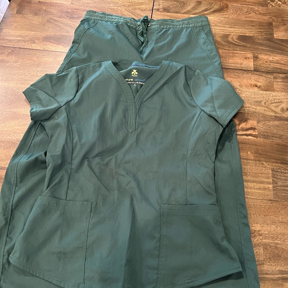 Naturals hunter green uniform size L